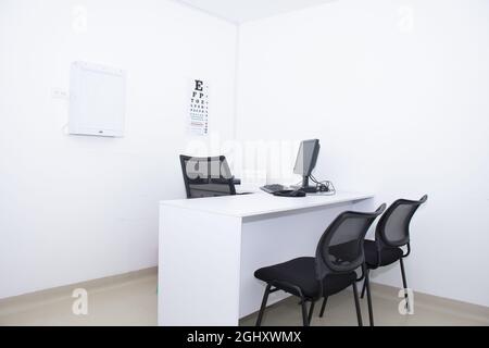 Bureau vide avec écran d'ordinateur dans un bureau blanc Banque D'Images