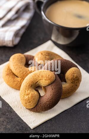 Biscuits ronds sucrés. Biscuits avec double saveur sur table noire. Banque D'Images