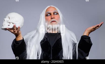 Joyeux Halloween. Diable avec crâne. Horreur et effrayant concept. 31 octobre. Homme barbu prêt pour la fête d'halloween. Banque D'Images