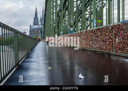 Le pont Hohenzollern avec écluses d'amour à Cologne, Allemagne. Banque D'Images