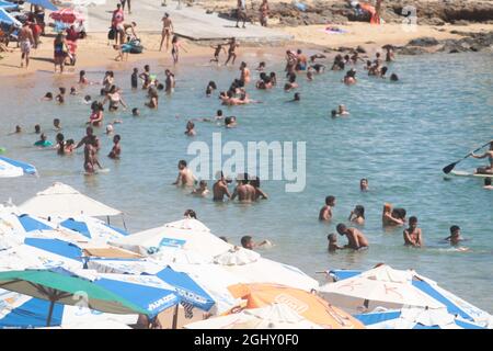 Salvador, Brésil. 07septembre 2021. Mouvement sur la plage à Porto da Barra, ce mardi, le 7 septembre vacances indépendance, à Salvador, (BA). Sur la photo, Porto da Barra Beach. Crédit: Mauro Akiin Nassor/FotoArena/Alay Live News Banque D'Images