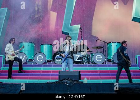 Seattle, WA - 06 SEPTEMBRE 2021 : le groupe de rock Weezer se produit devant une foule en rupture de stock lors de la visite Hella Mega Tour à T-Mobile Park le 06 septembre 202 1 à Seattle, Washington. Photo Xander Deccio/imageSPACE/MediaPunch Banque D'Images