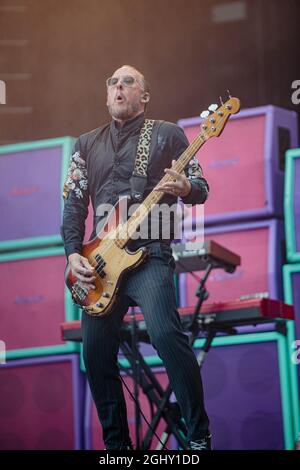 Seattle, WA - 06 SEPTEMBRE 2021 : Scott Shriner, du groupe de rock Weezer, se produit devant une foule en rupture de stock lors de la Hella Mega Tour au T-Mobile Park le 06 septembre 202 1 à Seattle, Washington. Photo Xander Deccio/imageSPACE/MediaPunch Banque D'Images