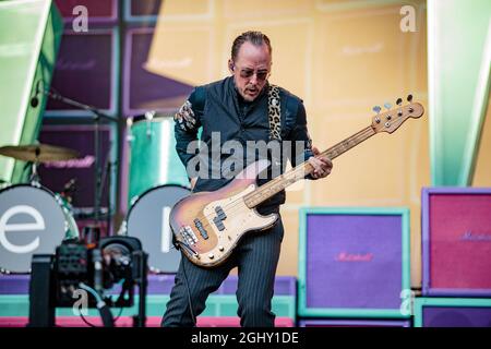 Seattle, WA - 06 SEPTEMBRE 2021 : Scott Shriner, du groupe de rock Weezer, se produit devant une foule en rupture de stock lors de la Hella Mega Tour au T-Mobile Park le 06 septembre 202 1 à Seattle, Washington. Photo Xander Deccio/imageSPACE/MediaPunch Banque D'Images