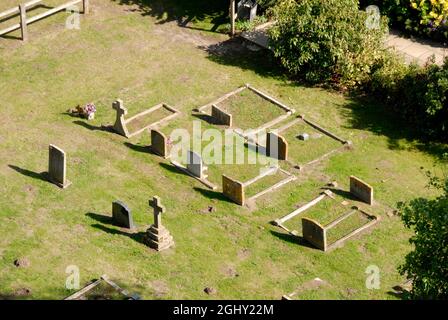 Partie du cimetière de l'église St Helen, Ranworth, Norfolk, Angleterre, vue depuis le sommet de la tour de l'église Banque D'Images