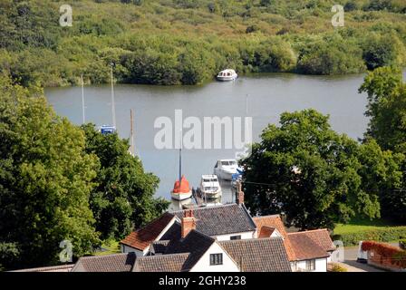 Plusieurs bateaux amarrés dans un endroit calme sur les Norfolk Broads, Norfolk, Angleterre, vu du haut de la tour de l'église de St Helen, Ranworth Banque D'Images