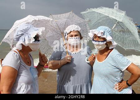 Espagne. 06e septembre 2021. L'association des femmes libres de la corredoria commencent leurs bains à vagues, avec des promenades thérapeutiques, des parasols blancs, des chemisiers en dentelle, des pyjamas à rayures bleues et des bonnets de bain marchant à travers la plage de San Lorenzo à Gijon, en Espagne, le 6 septembre 2021. (Photo de Mercedes Menendez/Pacific Press/Sipa USA) crédit: SIPA USA/Alay Live News Banque D'Images