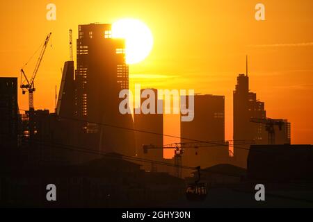 Le soleil se couche derrière les gratte-ciel de la ville de Londres, Londres, Angleterre, Royaume-Uni, Royaume-Uni Banque D'Images