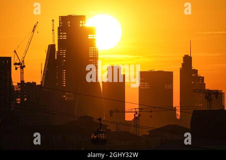 Le soleil se couche derrière les gratte-ciel de la ville de Londres, Londres, Angleterre, Royaume-Uni, Royaume-Uni Banque D'Images