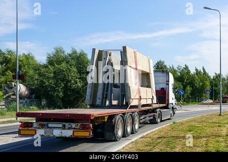 transport de panneaux muraux préfabriqués en béton armé pour la construction de maisons par un camion spécialisé Banque D'Images