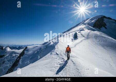 Avant le sommet du Mont blanc (Monte Bianco) 4808m dernière montée. L'équipe monte l'homme avec une hache d'escalade vêtue de vêtements d'alpinisme en haute altitude avec b Banque D'Images