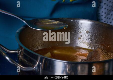 Je fais le bouillon de poulet dans une marmite de bouillon de poulet Banque D'Images