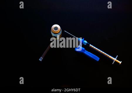 L'administration du vaccin Covid-19 est actuellement un sujet très chauffé. Banque D'Images
