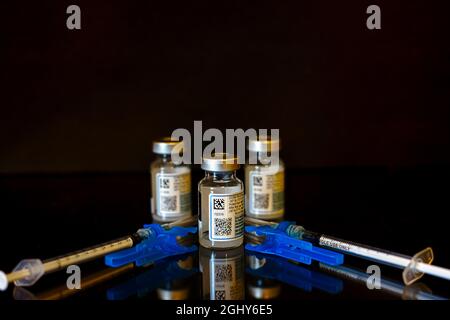 L'administration du vaccin Covid-19 est actuellement un sujet très chauffé. Banque D'Images