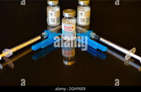 L'administration du vaccin Covid-19 est actuellement un sujet très chauffé. Banque D'Images