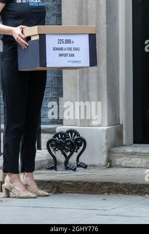 Londres, Royaume-Uni. 7 septembre 2021. Une pétition portant plus de 100,000 noms appelant à la fin des importations de foie gras au Royaume-Uni à la suite du Brexit a été remise au Premier ministre par l'avocat et acteur Animal Peter Egan, qui a présenté la pétition, également soutenue par d'autres célébrités, au 10 Downing Street Credit: Ian Davidson/Alay Live News Banque D'Images