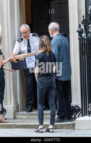 Londres, Royaume-Uni. 7 septembre 2021. Une pétition portant plus de 100,000 noms appelant à la fin des importations de foie gras au Royaume-Uni à la suite du Brexit a été remise au Premier ministre par l'avocat et acteur Animal Peter Egan, qui a présenté la pétition, également soutenue par d'autres célébrités, au 10 Downing Street Credit: Ian Davidson/Alay Live News Banque D'Images