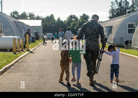 Quantico, États-Unis. 06e septembre 2021. Une marche maritime américaine avec des enfants afghans évacués de Kaboul à la base du corps des Marines Quantico le 6 septembre 2021 à Quantico, en Virginie, aux États-Unis. Quantico fournit des logements temporaires aux Afghans lorsqu'ils sont traités pour l'immigration. Crédit : Lcpl. Eric Huynh/US Marines photo/Alamy Live News Banque D'Images