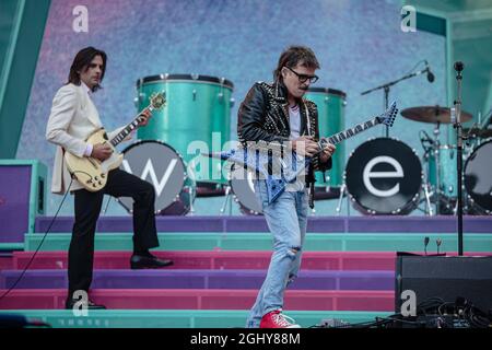 Seattle, États-Unis. 06e septembre 2021. Seattle, WA - 06 SEPTEMBRE 2021 : le groupe de rock Weezer se produit devant une foule en rupture de stock lors de la visite Hella Mega Tour à T-Mobile Park le 06 septembre 202 1 à Seattle, Washington. Photo Xander Deccio/imageSPACE/Sipa USA crédit: SIPA USA/Alay Live News Banque D'Images