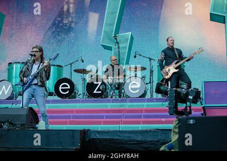 Seattle, États-Unis. 06e septembre 2021. Seattle, WA - 06 SEPTEMBRE 2021 : le groupe de rock Weezer se produit devant une foule en rupture de stock lors de la visite Hella Mega Tour à T-Mobile Park le 06 septembre 202 1 à Seattle, Washington. Photo Xander Deccio/imageSPACE/Sipa USA crédit: SIPA USA/Alay Live News Banque D'Images