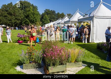 RHS Garden Wisley Flower Show 2021. Les visiteurs affluent pour assister au spectacle annuel dans l'emblématique RHS Garden à Wisley, Surrey, lors d'une journée ensoleillée au début de septembre Banque D'Images