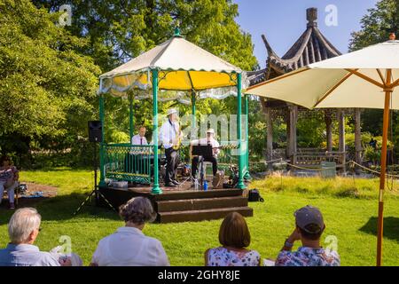 Les musiciens d'un groupe jouent sur le kiosque au RHS Garden Wisley Flower Show 2021, le spectacle annuel du RHS Garden à Wisley, Surrey Banque D'Images