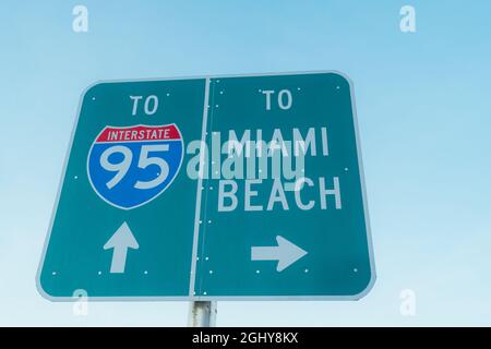 Photo en petit angle d'un panneau « to Miami Beach » sous la lumière du soleil Banque D'Images