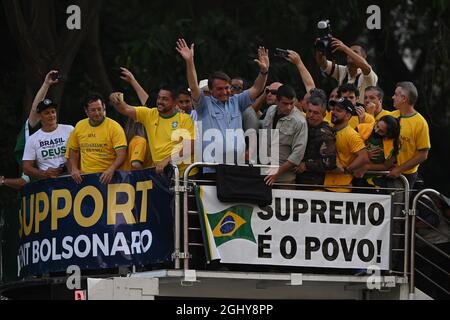 Sao Paulo, Brésil. 07septembre 2021. Jair Bolsonaro (M.), président du Brésil, se fait des vagues vers les partisans. Des dizaines de milliers de personnes ont manifesté en faveur de Bolsonaro avec des slogans anti-démocratiques. Le dirigeant de droite a lui-même menacé la Cour suprême STF lors d'un discours à Brasilia. Credit: Andre Borges/dpa/Alamy Live News Banque D'Images