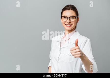 Portrait d'une femme médecin heureuse montrant le signe OK Banque D'Images