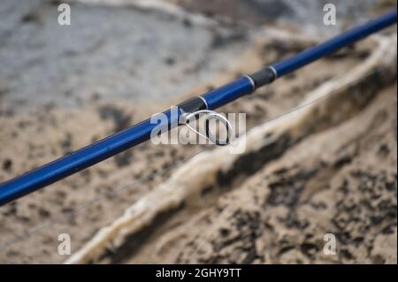 détail de la canne à pêche sur les rochers. portrait Banque D'Images