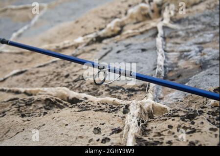 détail de la canne à pêche sur les rochers. portrait Banque D'Images