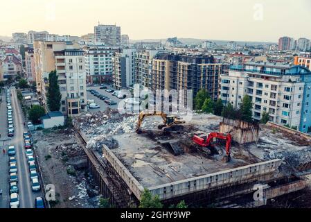 Bulgarie, Sofia, 5 août 2021. Les bulldozers démolissent un bâtiment massif construit pendant le socialisme avec des fonds de charité des Bulgares vivant à l'étranger Banque D'Images
