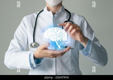 Cerveau questions concept médical. Photo d'une femme médecin, espace vide. Banque D'Images