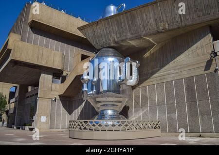 Londres, Royaume-Uni. 07septembre 2021. Sculpture « samovar » vue à la galerie Hayward. La sculpture à grande échelle du collectif d'art Slaves et Tatars de Berlin a été dévoilée à la Hayward Gallery, Southbank Center, et comprend une chaudière à eau gonflable géante, une théière et un plateau de service. La sculpture « resille sur l'histoire multiculturelle et coloniale du thé » et sera exposée jusqu'au 14 novembre 2021. Crédit : SOPA Images Limited/Alamy Live News Banque D'Images