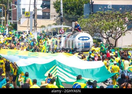MACEI', AL - 07.09.2021: MANIFESTAÇÕES PRO BOLSONARO EM MACEI' - plus de 40,000 personnes ont assisté aux manifestations pro Bolsonaro à Maceió, Qui est parti à 10 heures du couloir Vera Arruda sur la plage de Jatiúca vers la place Gogó da EMA sur la plage de Ponta Verde, les manifestants vêtus de vert et de jaune ont envahi l'Avenida Alvaro Calheiros, l'avenue principale qui relie les plages de Jatiúca et de Ponta Verde. (Photo: GUIDO JR./Fotoarena) Banque D'Images