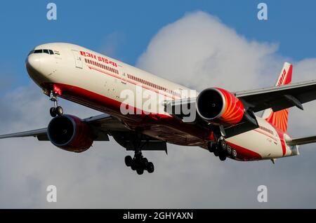 Air India Boeing 777 avion de ligne VT-ALM en finale atterrir à l'aéroport de Londres Heathrow, Royaume-Uni. Compagnie aérienne de marque indienne Banque D'Images