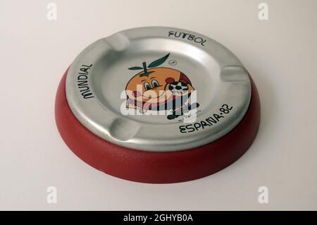 Cendrier, orange, coupe du monde de football, 1982, mascotte, cendrier vintage, d'occasion, de football, objet vintage, collection, fans, footballeurs, Banque D'Images