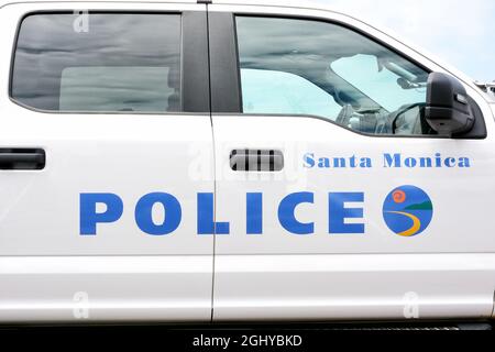 SANTA MONICA, CALIFORNIE - 15 MAI 2021 : gros plan d'un véhicule de police de Santa Monica. Banque D'Images