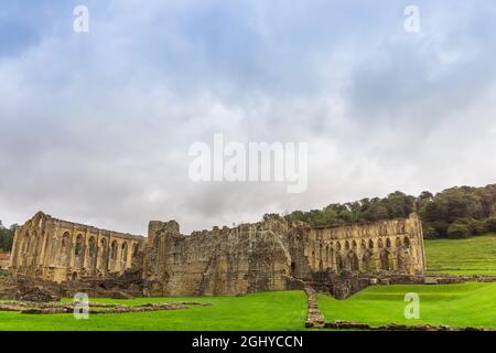 Ruines de l'abbaye de Rievaulx, une abbaye cistercienne à Rievaulx près de Helmsley dans le parc national des Moors de North York. Banque D'Images