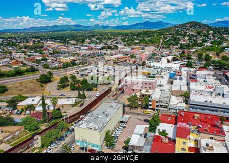 Mur frontalier et portier à Nogales Sonora au Mexique et Nogales Arizona aux États-Unis. Passage frontalier, point d'entrée de l'Institut national du mouvement, INM, Nogales Customs - pont international de Nogales - Port frontalier de Nogales. Heroica Nogales, UE, États-Unis, Border, Garita, paroi de bordure, migration. (Photo de Luis Gutierrez / NortePhoto.com) Muro fronterizo y garita en Nogales Sonora en Mexico y Nogales Arizona en Estados Unidos. Cruce fornterizo, Punto de internacion del Instituto Nacional de Mogracion, INM, Aduana Nogales - Puente Internacional Nogales- Puerto Fronterizo Nogales. Banque D'Images