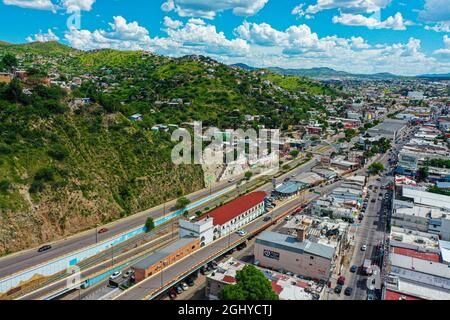 Nogales, Sonora Mexico et au nord de la ville Nogales Arizona, Etats-Unis, Heroica Nogales, eu, Etats-Unis, Border, Garita, Border Wall, immigration (photo de Luis Gutierrez / NortePhoto.com) Nogales, Sonora Mexico y al norte la Ciudad Nogales Arizona, Estados Unidos, Heroica Nogales, eu, USA, Frontera, Garita, muro fronteriso, migracion (photo de Luis Gutierrez/ NortePhoto.com) Banque D'Images