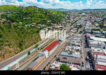 Nogales, Sonora Mexico et au nord de la ville Nogales Arizona, Etats-Unis, Heroica Nogales, eu, Etats-Unis, Border, Garita, Border Wall, immigration (photo de Luis Gutierrez / NortePhoto.com) Nogales, Sonora Mexico y al norte la Ciudad Nogales Arizona, Estados Unidos, Heroica Nogales, eu, USA, Frontera, Garita, muro fronteriso, migracion (photo de Luis Gutierrez/ NortePhoto.com) Banque D'Images