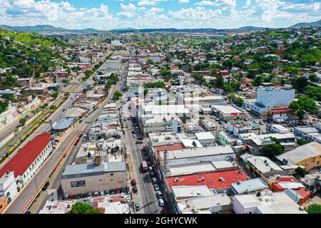 Nogales, Sonora Mexico et au nord de la ville Nogales Arizona, Etats-Unis, Heroica Nogales, eu, Etats-Unis, Border, Garita, Border Wall, immigration (photo de Luis Gutierrez / NortePhoto.com) Nogales, Sonora Mexico y al norte la Ciudad Nogales Arizona, Estados Unidos, Heroica Nogales, eu, USA, Frontera, Garita, muro fronteriso, migracion (photo de Luis Gutierrez/ NortePhoto.com) Banque D'Images
