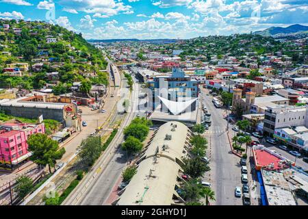 Nogales, Sonora Mexico et au nord de la ville Nogales Arizona, Etats-Unis, Heroica Nogales, eu, Etats-Unis, Border, Garita, Border Wall, immigration (photo de Luis Gutierrez / NortePhoto.com) Nogales, Sonora Mexico y al norte la Ciudad Nogales Arizona, Estados Unidos, Heroica Nogales, eu, USA, Frontera, Garita, muro fronteriso, migracion (photo de Luis Gutierrez/ NortePhoto.com) Banque D'Images