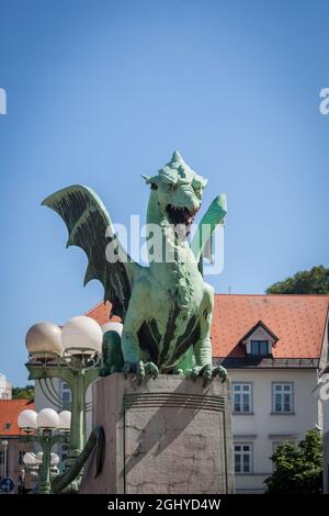 Photo d'une statue de dragon pendant un après-midi ensoleillé sur le pont du Dragon (la plupart des zmaja) à Ljubljana, Slovénie. Inauguré à la fin du XIXe siècle, le Banque D'Images