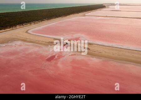 Vue aérienne des lacs salés roses séparés par une broche de sable du golfe du Mexique sur le Yucatan au Mexique Banque D'Images