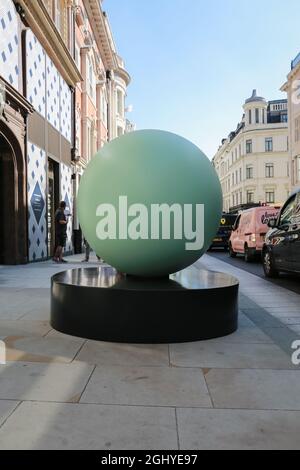 Londres, Royaume-Uni. 07 septembre 2021. 'Art à Mayfair'. Sculpture 'oeuvre (Duck)' par Gavin Turk sur New Bond Street. Crédit: Waldemar Sikora Banque D'Images