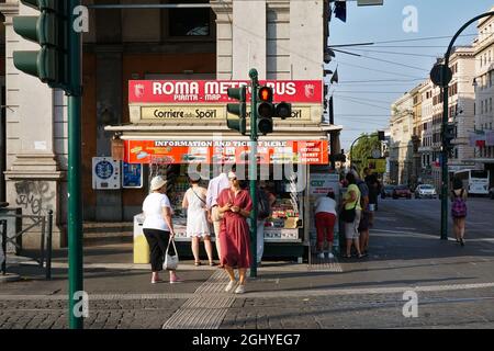 VATICAN, ITALIE - 01 septembre 2019 : un groupe de touristes attendant d'acheter des billets dans une boutique de Rome, Italie Banque D'Images