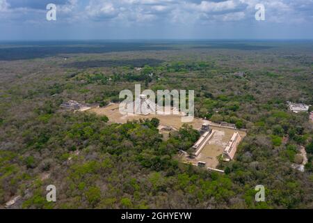 Vue aérienne de la magnifique Chicen Itza et Pyramide Maya au Mexique entourée de terre et de verdure avec l'océan sous ciel nuageux pendant la journée Banque D'Images