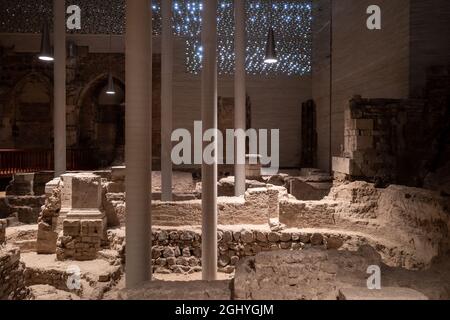 Vue intérieure de la ruine et reste de l'ancienne église au rez-de-chaussée de Kolumba à Cologne, Allemagne. Banque D'Images